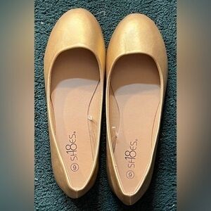 NWOT SH18ES GOLD WOMENS FLATS SHOES SIZE 6